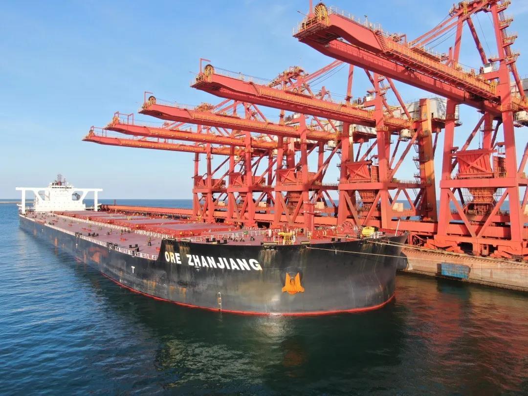 烟台港西港区接卸2022年首艘40万吨级矿船
