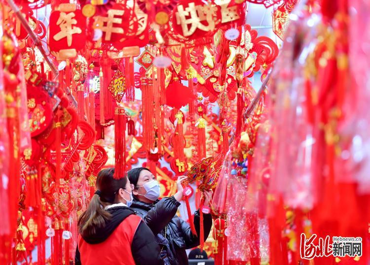 河北石家庄备年货迎新春虎年生肖饰品受欢迎