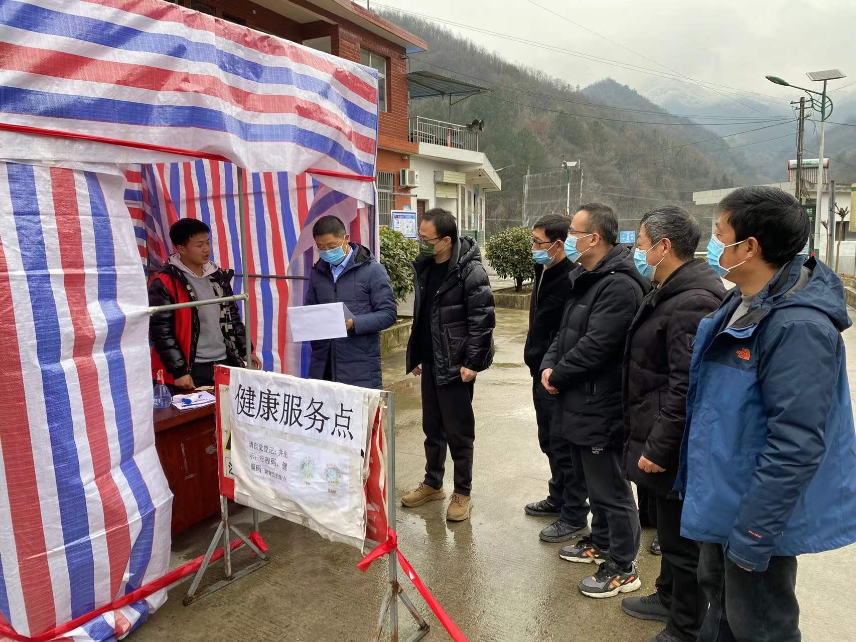 中国人寿汉中分公司赴洋县关帝镇杆柏村开展春节前大走访暨送春联活动