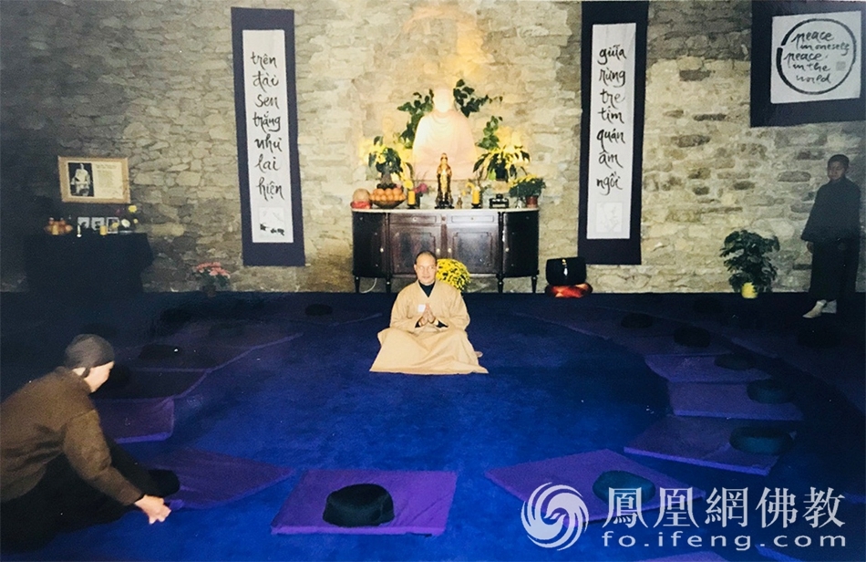 本性禅师留影于法国波尔多梅村禅修中心(图片来源:凤凰网佛教 供图