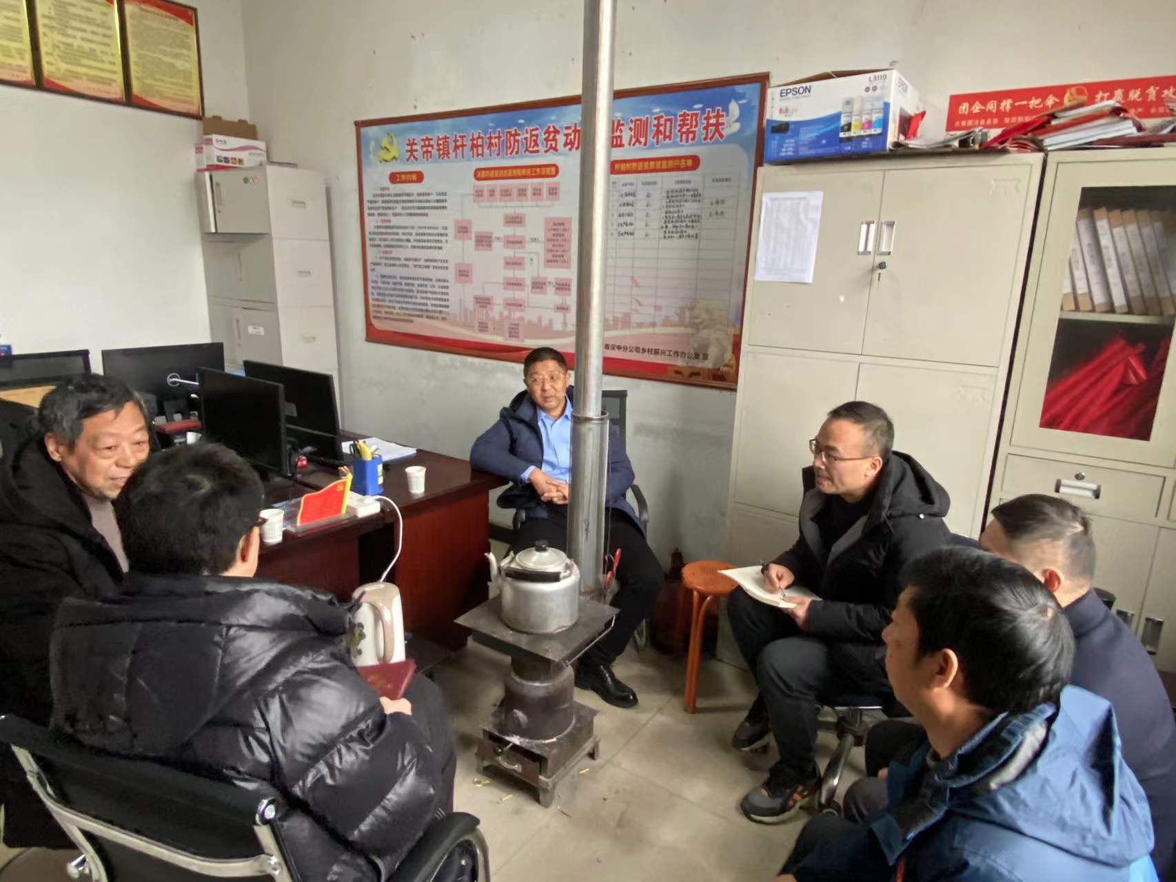 中国人寿汉中分公司赴洋县关帝镇杆柏村开展春节前大走访暨送春联活动