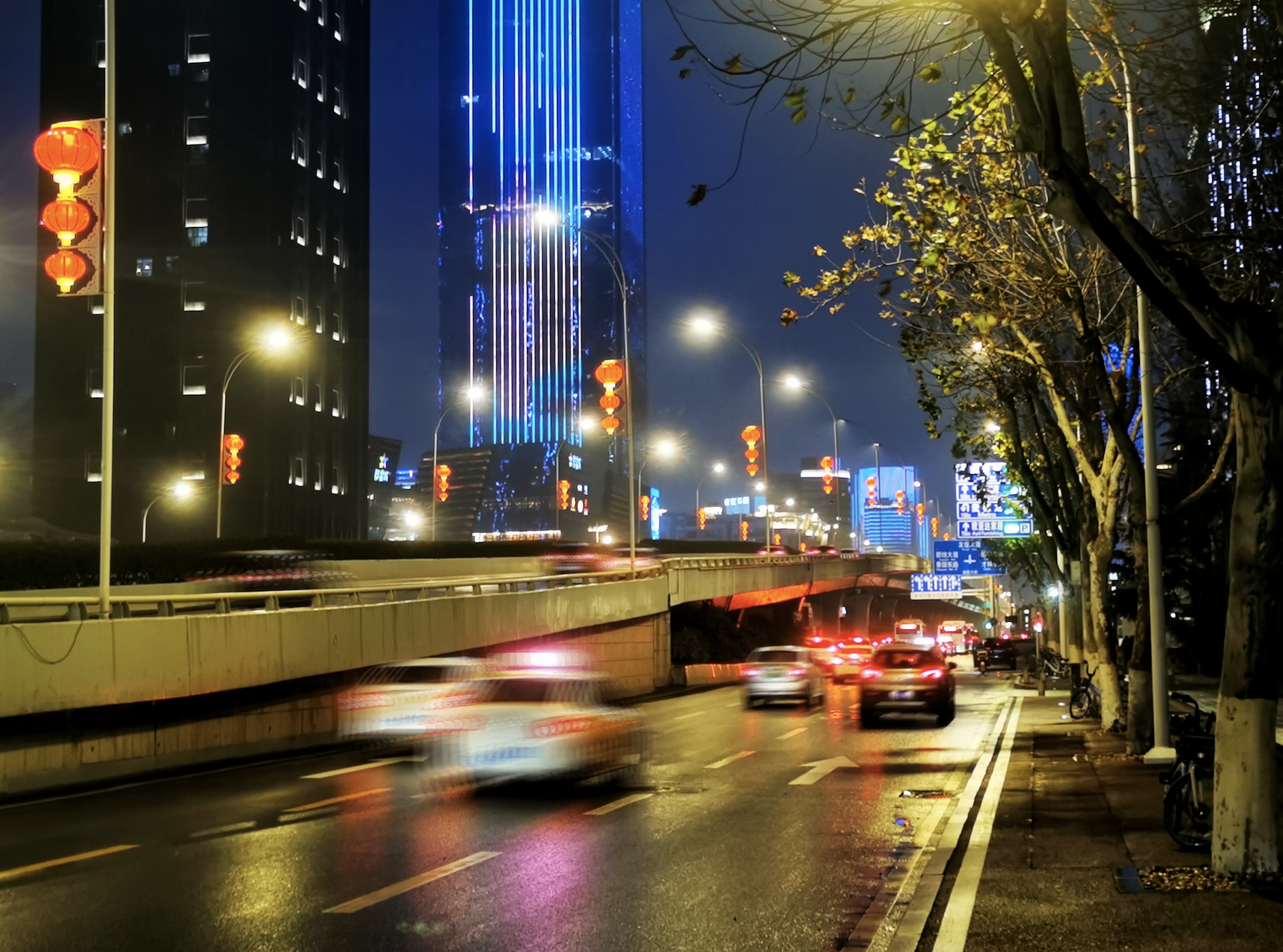 徐东大街,车水马龙霓虹夜.长江日报城市摄影队 风姿 摄