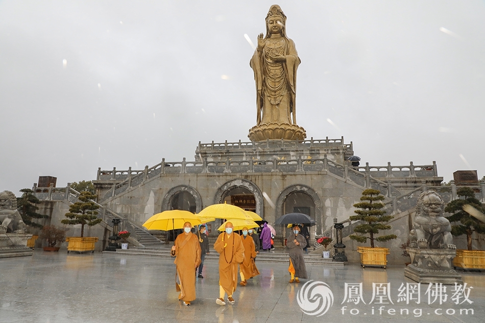 道慈大和尚一行在南海观音检查疫情防控与安全工作(图片来源:凤凰网