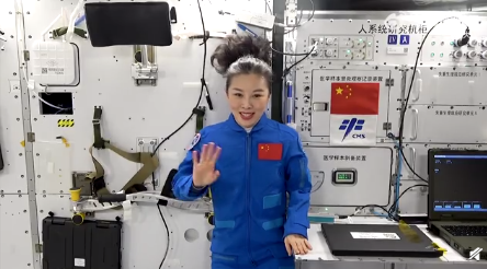 祝贺太空教师王亚平成中国在轨时间最长航天员