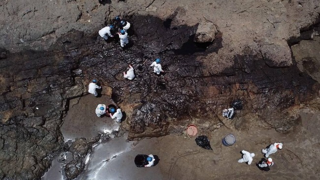 汤加火山致秘鲁石油泄漏民众纷纷捐发吸油