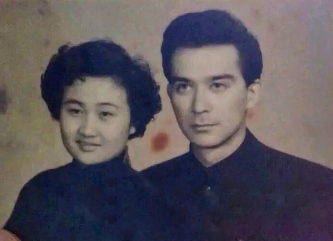 图 | 王德民与妻子王曰英婚礼很简单,没有鼓乐,没有喜宴,新郎甚至连件