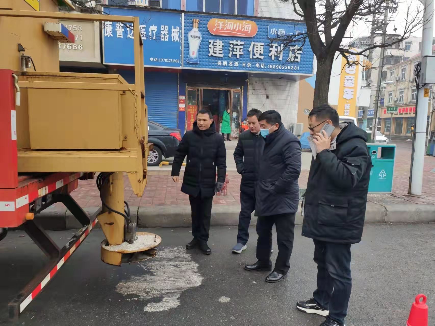 徐楚对工作表示肯定,强调桥梁桥梁安全是重中之重,务必加强桥梁日常