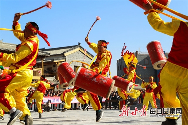 太平鼓舞起来(本文照片由兰州新区商务和文化旅游局提供)