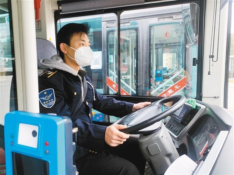 公交驾驶员弋晓东坚守在岗位上期待春暖花开