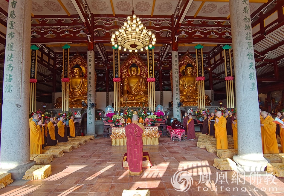 福建佛学院院长,莆田广化寺方丈本性法师领两序大众云集大殿,主法拈香