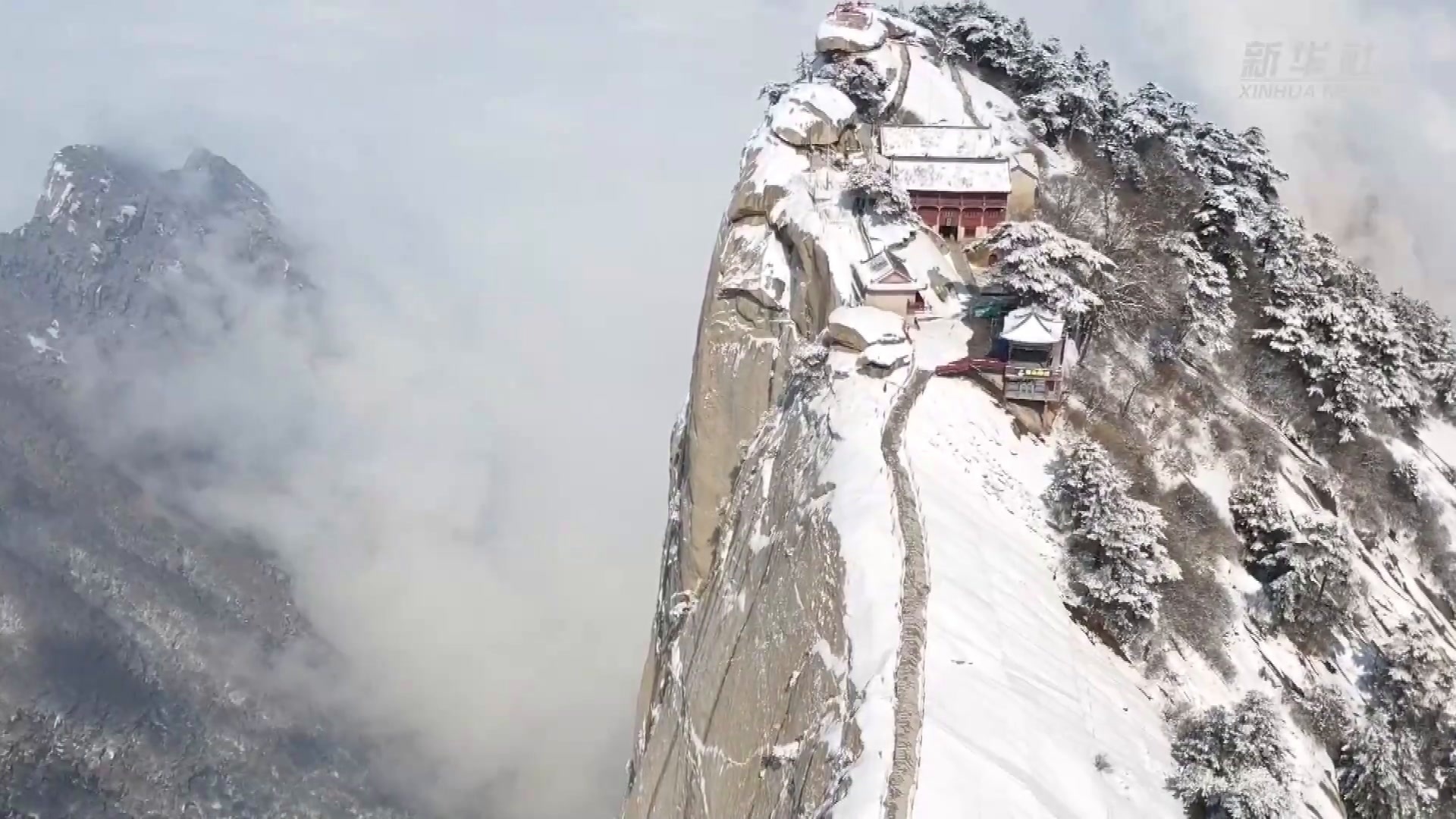 陕西华山千山腾云雾冰雪覆峰峦