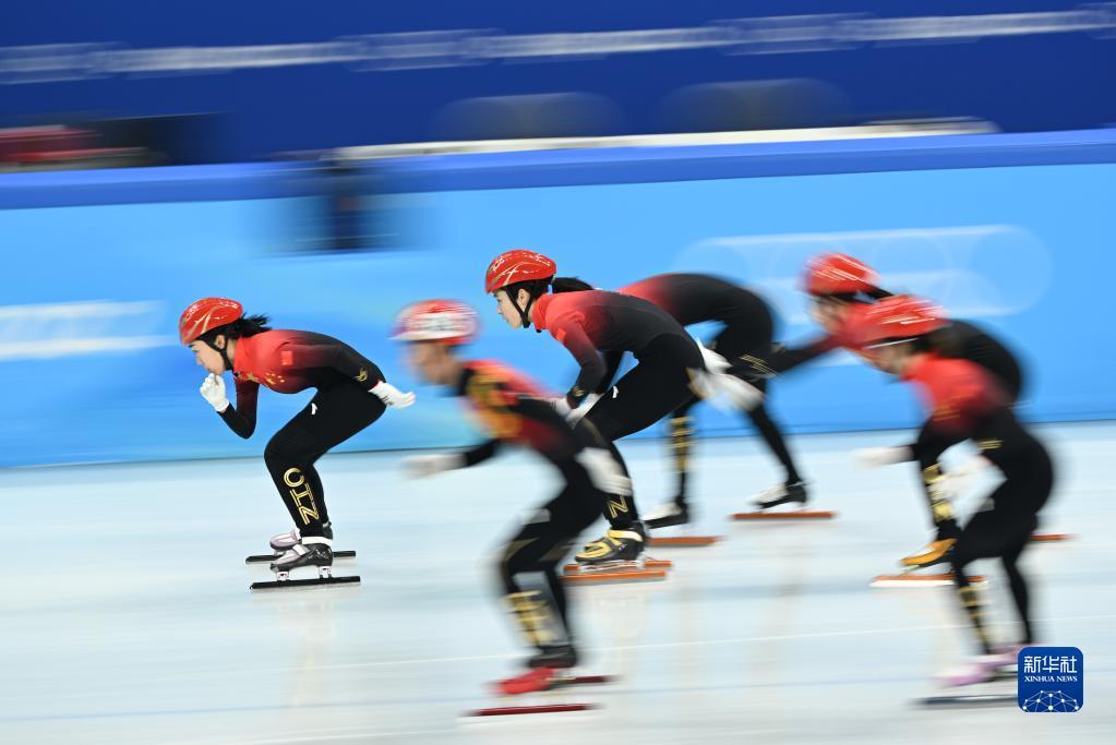 1月30日,中国短道速滑队选手在训练中.