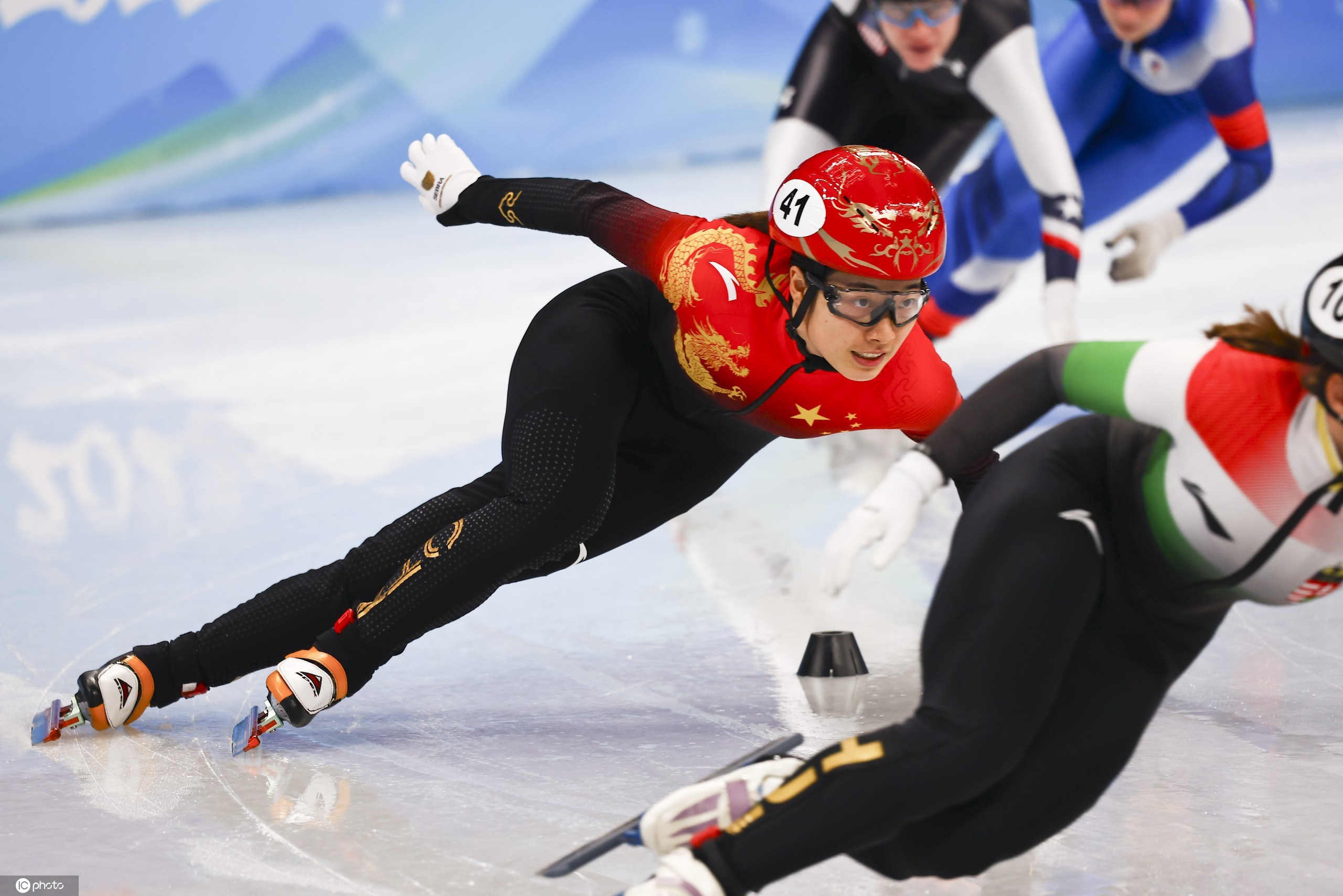中国短道速滑队小组第2晋级决赛美俄因犯规被取消资格