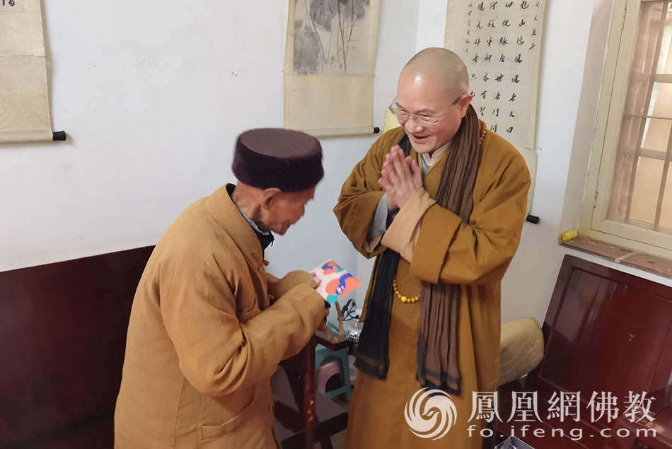 本性法师看望慰问广化寺前辈长者(图片来源:凤凰网佛教 摄影:王枫涛)