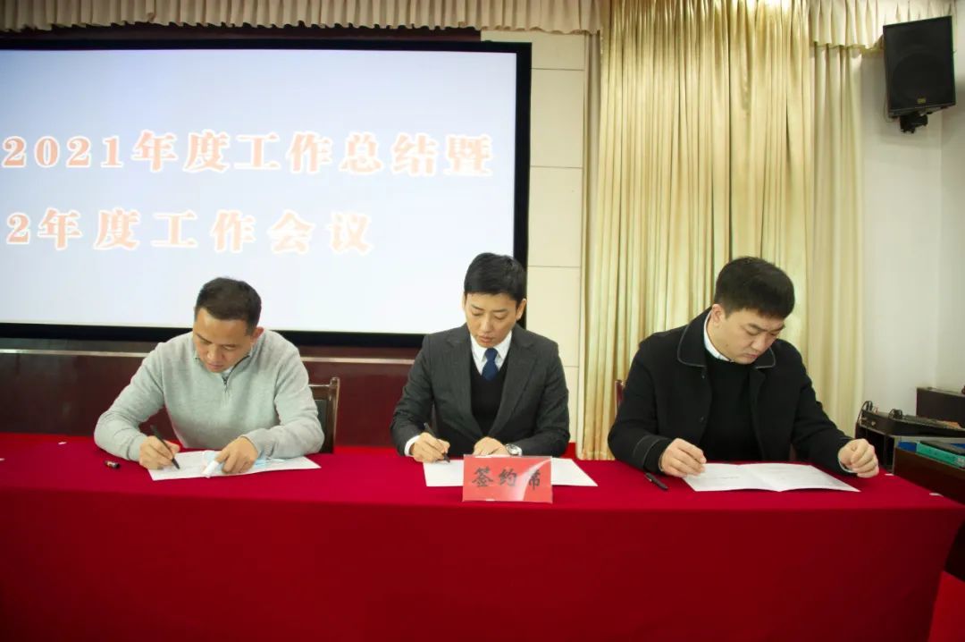 会上,宝丰酒业总经理董金柱,销售公司总经理张伟皓,首席品牌官许英杰