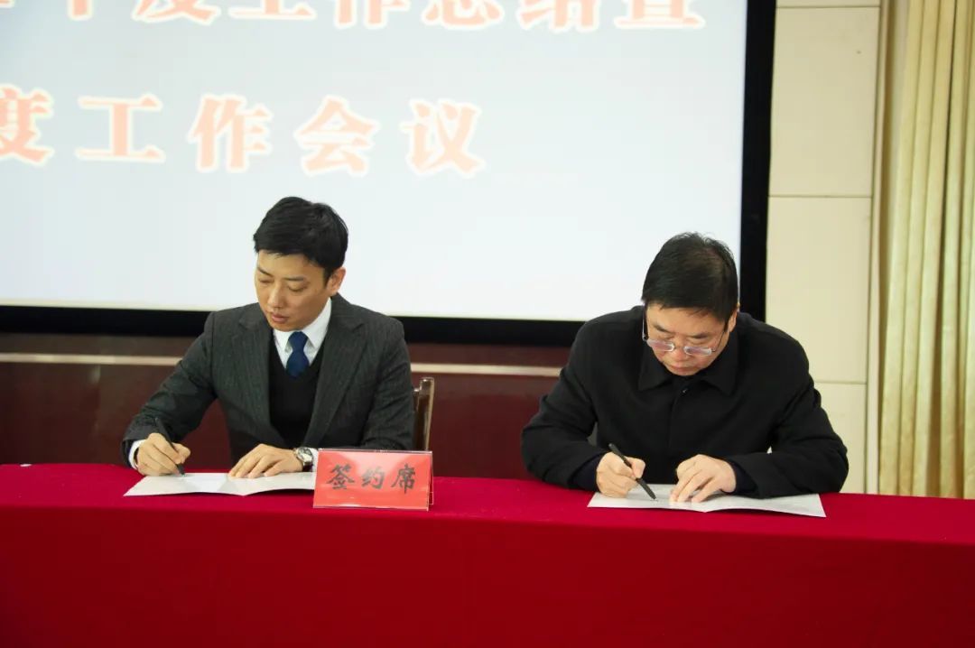 会上,宝丰酒业总经理董金柱,销售公司总经理张伟皓,首席品牌官许英杰
