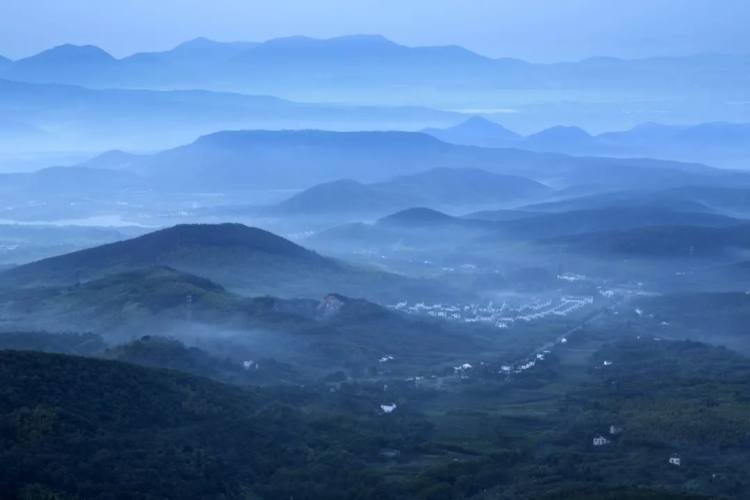 江苏>要闻>正文> 常州曹山有着五彩斑斓的远山近岭林间漫步闲然自得