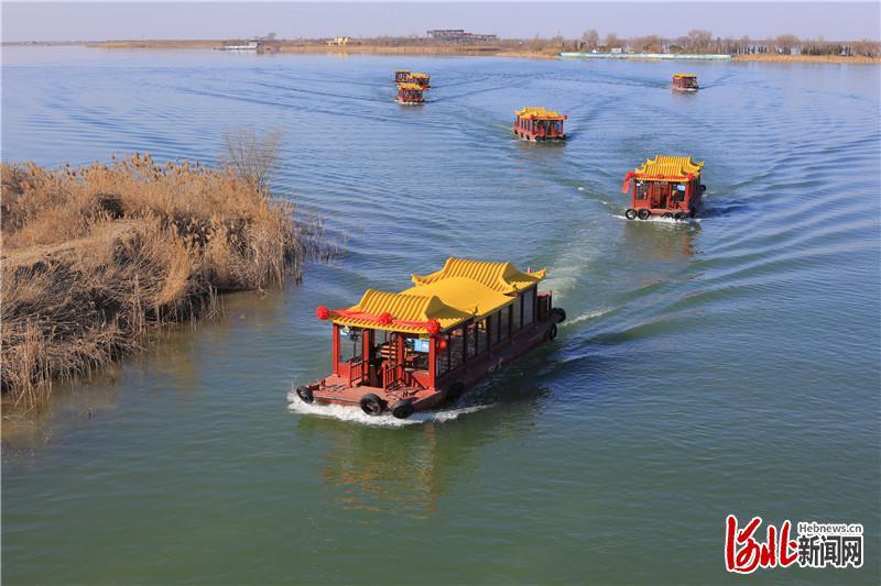 河北衡水湖景区结束封湖期游船对外开放