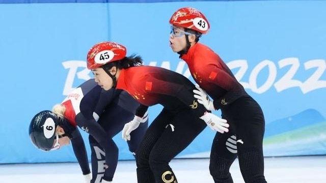 范可新率队冲击短道速滑女子3000米接力金牌