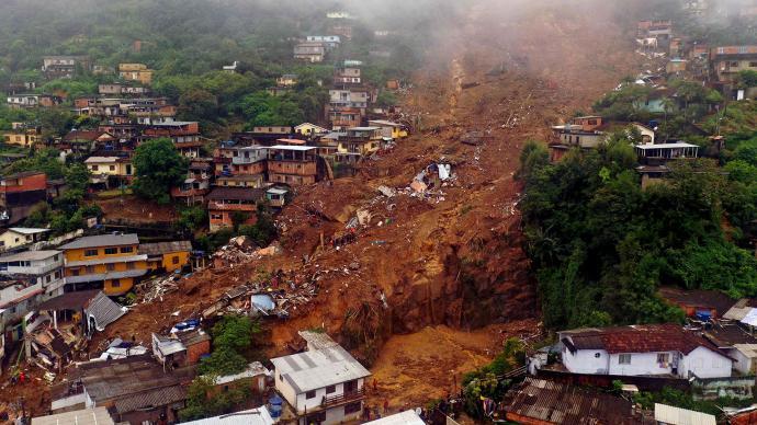 巴西里约热内卢州强降雨引发山体滑坡至少94人死亡