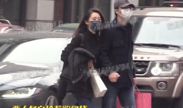黄轩与女友牵手逛街被拍两人十指紧扣过马路好浪漫