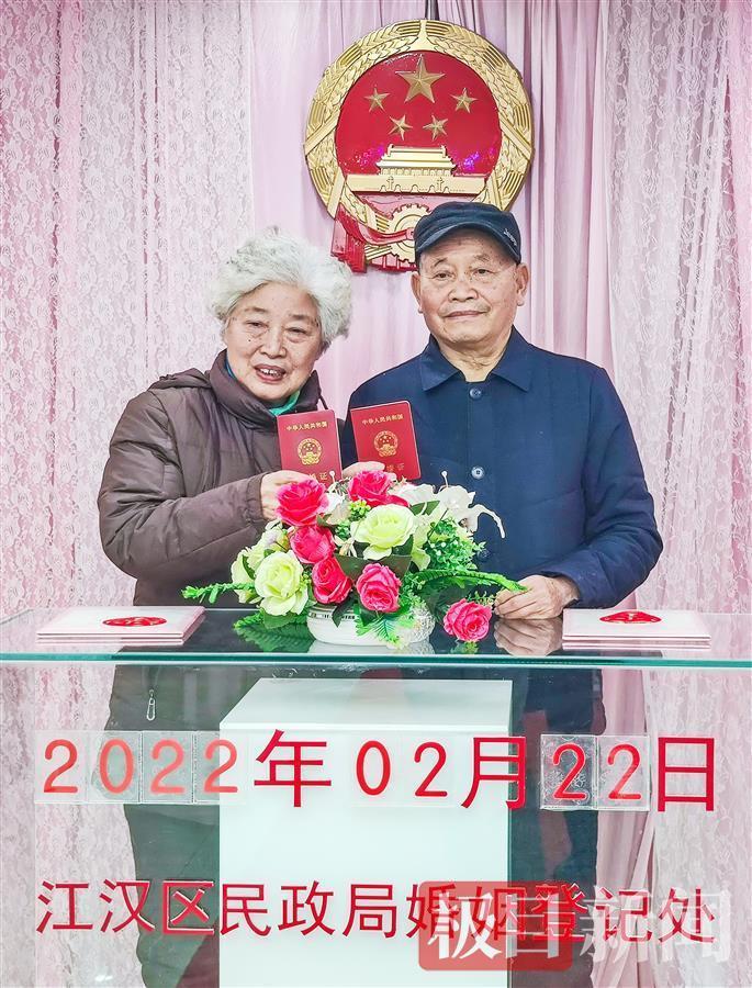 最有爱的日子情侣们开心领取结婚证