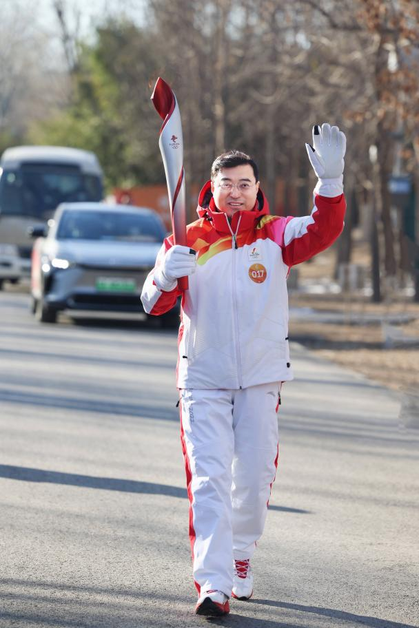 2022年2月,潘刚进行冬奥会火炬接力