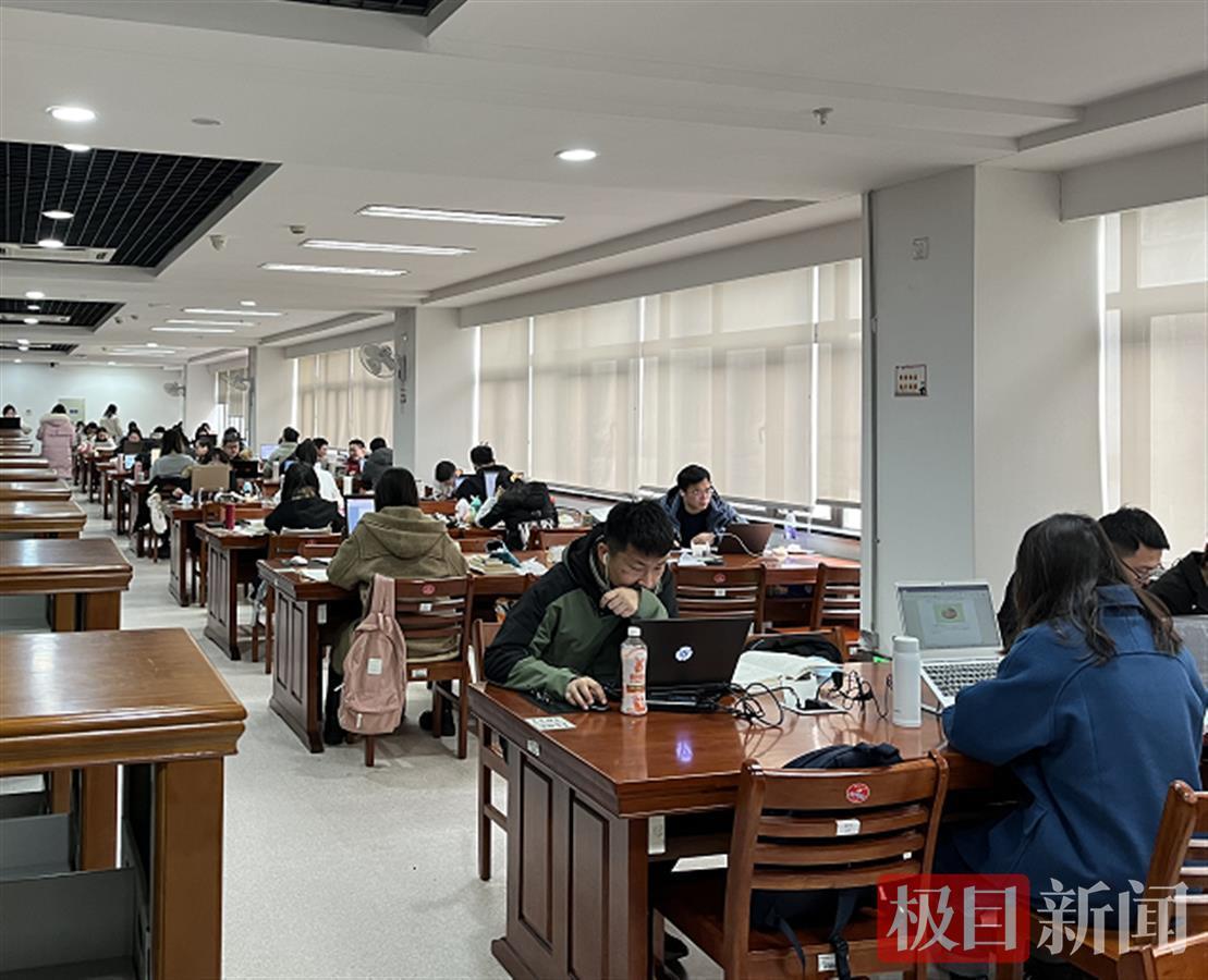 华中科技大学图书馆学生忙学习