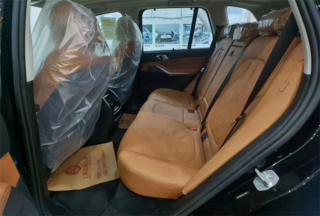 21款宝马x5内饰则是采用的全新布局,增配12.