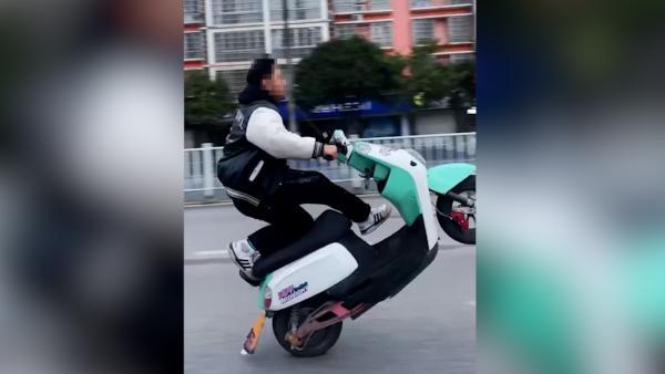 男子骑无牌电动车抬头炫技涉危险驾驶车辆被暂扣