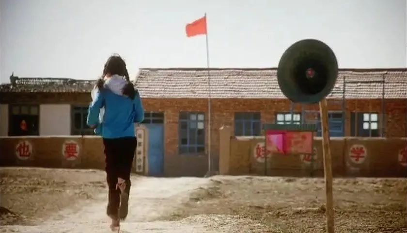 出台相应的生活生产帮扶措施,比如承包荒山,果园,水面有限,对女孩困难