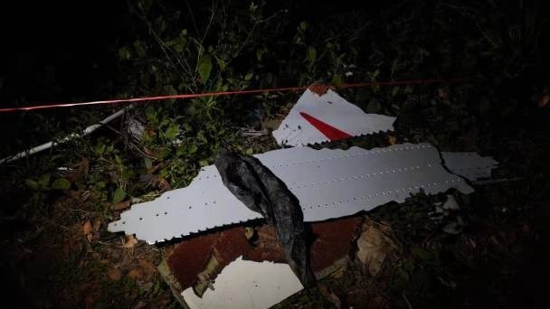 彻夜搜救东航坠机现场发现更多飞机残骸尚未发现机上失联人员