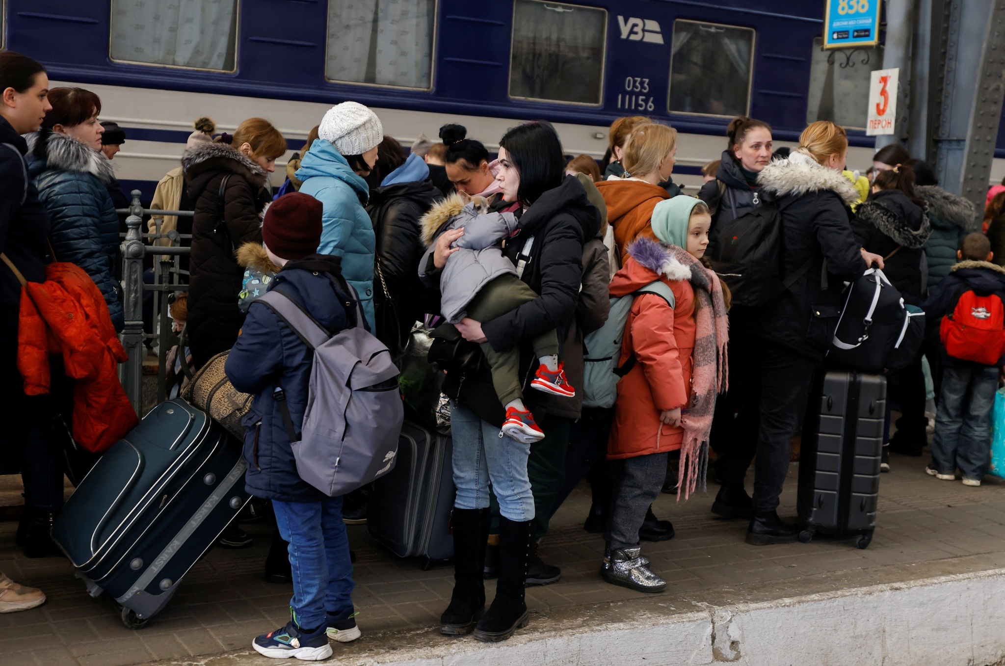 逃离家园乌克兰民众聚集利沃夫火车站