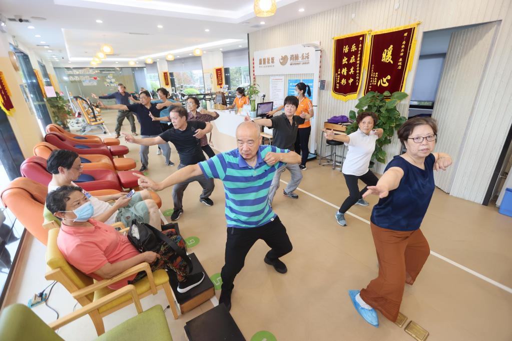 在上海市徐汇区康健街道的"长者运动健康之家,老人们在健身后练习