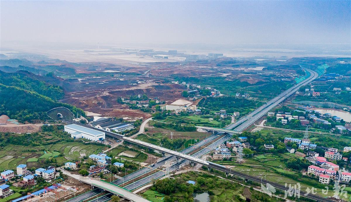 据悉,鄂州花湖机场高速公路通车后,从武汉光谷至鄂州机场仅需1小时
