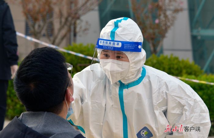 医务人员正在做核酸检测采样
