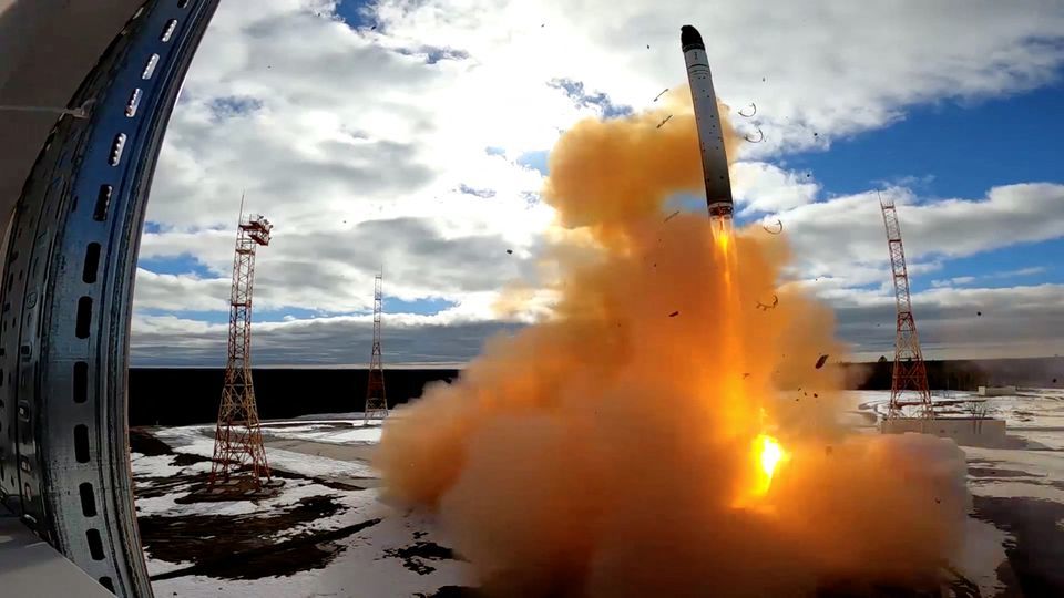 俄罗斯方面表示计划在秋季之前部署其新测试的萨尔马特洲际弹道导弹