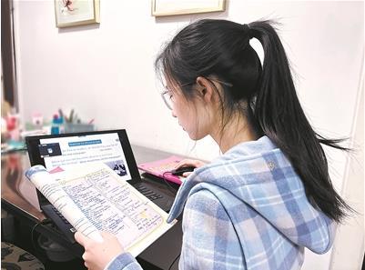 上海市铁岭中学班主任沈思雯在线上直播教学.学校供图