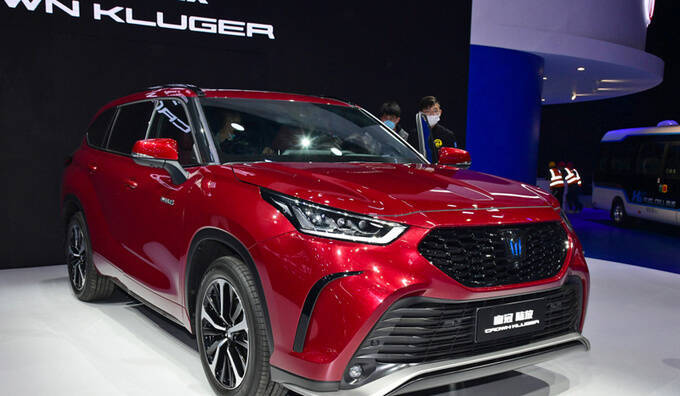 丰田皇冠陆放新车型9月上市 搭2.0t 预计26万起售-图2