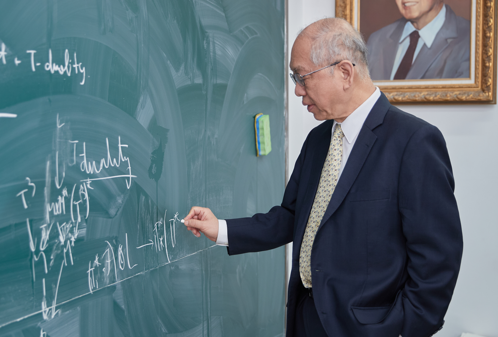 丘成桐全职任教清华希望帮助中国在基础科学上成为世界一流
