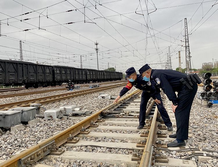 图为:北京铁警正在排查辖区内铁路沿线的安全隐患.