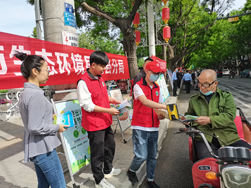 咸阳市生态环境局乾县分局开展爱国卫生月宣传活动