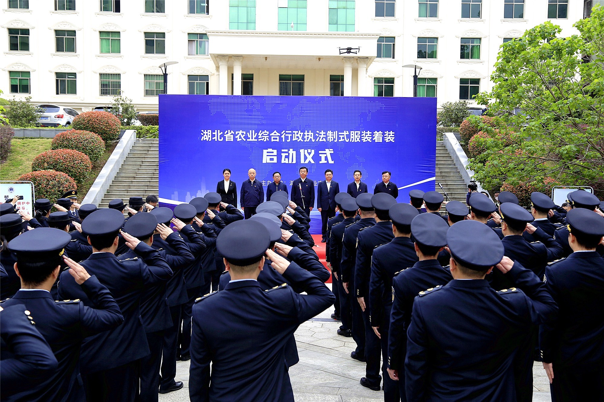 在整齐的列队仪式和宣誓中,湖北省农业综合行政执法人员制式服装正式