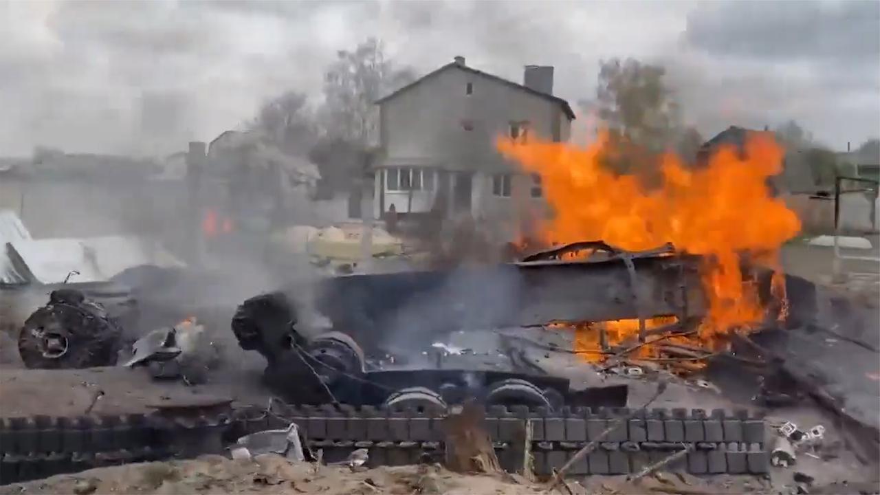 俄军发布摧毁乌军装备画面装甲车只剩骨架遍地武器残骸