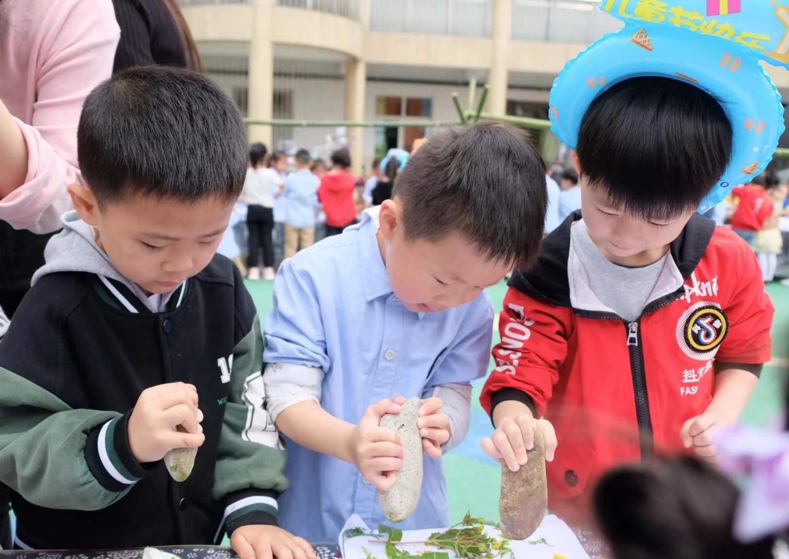 培育孩子动手能力宁海岔路镇中心幼儿园举办夏日园内游活动