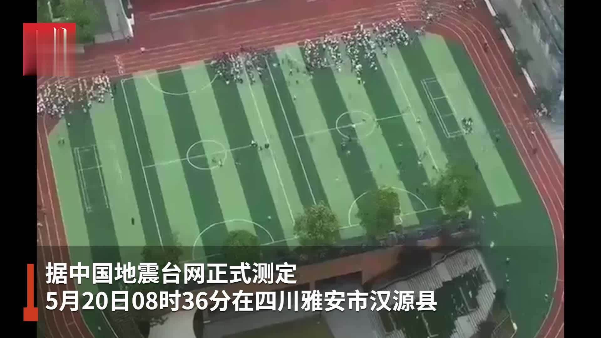 雅安发生48级地震成都一学校学生头顶书包有序离开教室
