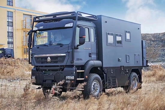 新重汽曼恩4×4重型越野房车基于重汽豪沃tx 4×4底盘打造,车身尺寸为