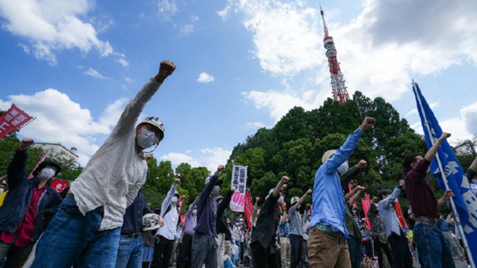 现场日本民众集会游行抗议拜登访日高喊反对战争