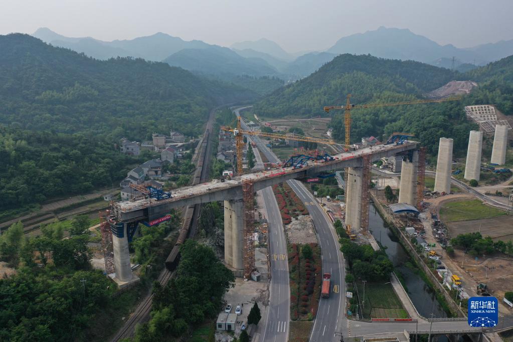 5月22日凌晨,位于浙江省建德市境内的杭衢铁路跨金千铁路特大桥连续梁