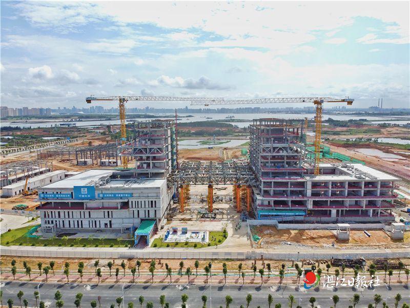 湛江灣實驗室總部研發大樓大跨度鋼桁架成功合龍